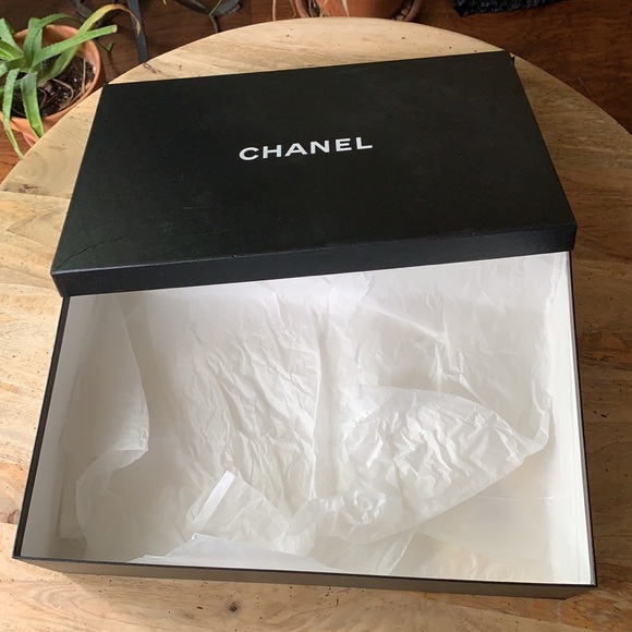 CHANEL Shoe/Giftbox - Large - Picture 8 of 8